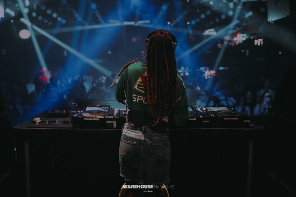 DJ de dos à la régie sous les beams bleus de la Fête de la Hard Music, Warehouse Nantes