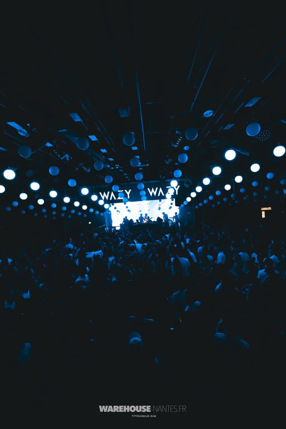 WAZY au Warehouse Nantes : look full bleu, plafond de sphères au-dessus du dancefloor, artistes en contre-jour devant l'écran blanc